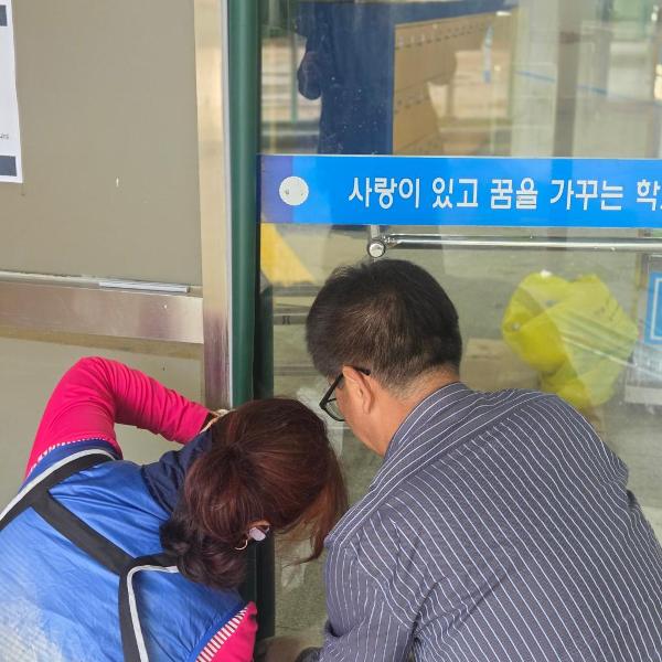 안전한 교육환경을 위한 모든 현관문 손끼임 방지 시설 설치